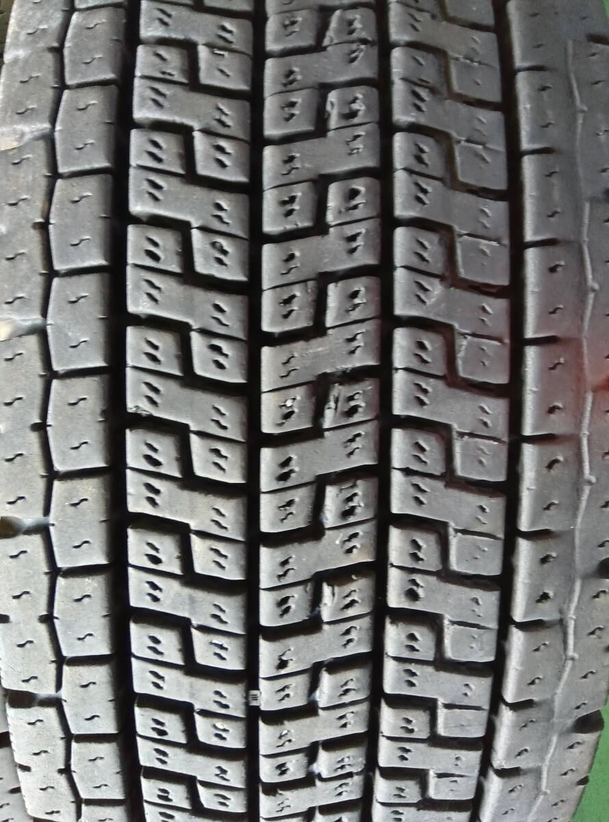 a607-5-8 ☆255/70R22.5 中古2本！ ヨコハマ ZEN903ZW 2022年製 残溝12ｍｍ 中古スタッドレス♪ k120_画像2