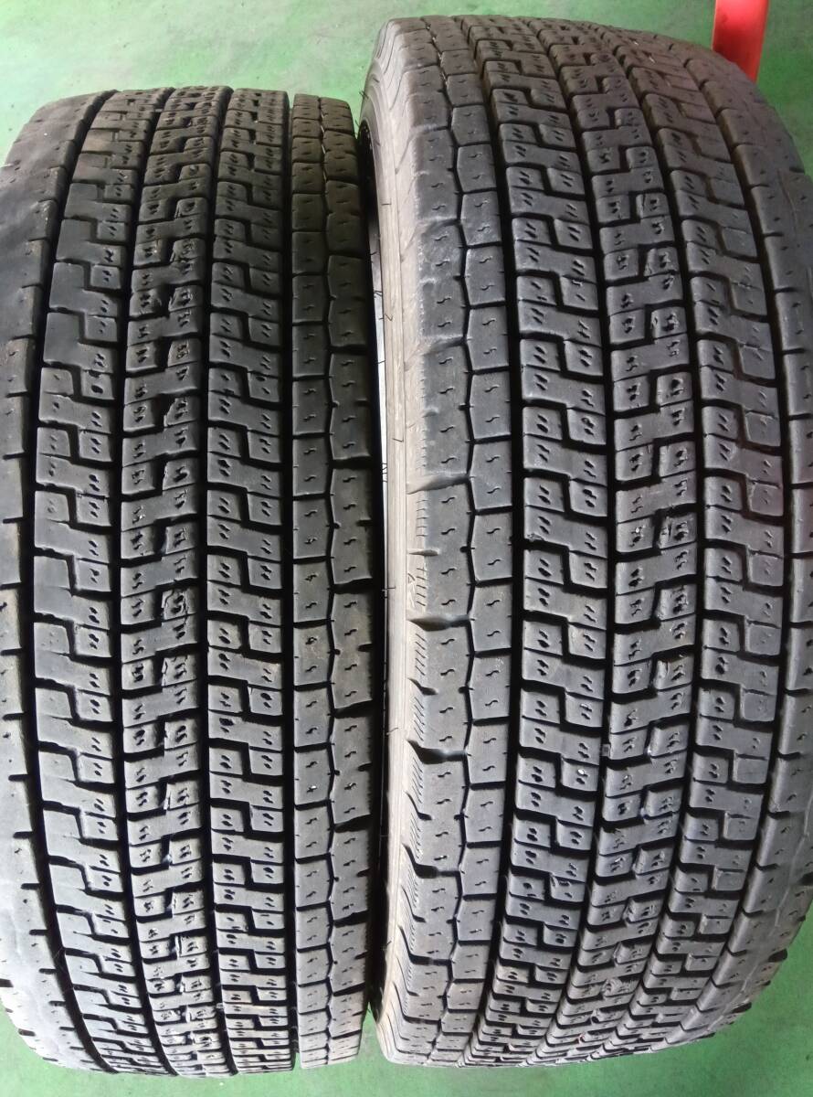 a607-5-8 ☆255/70R22.5 中古2本！ ヨコハマ ZEN903ZW 2022年製 残溝12ｍｍ 中古スタッドレス♪ k120_画像1