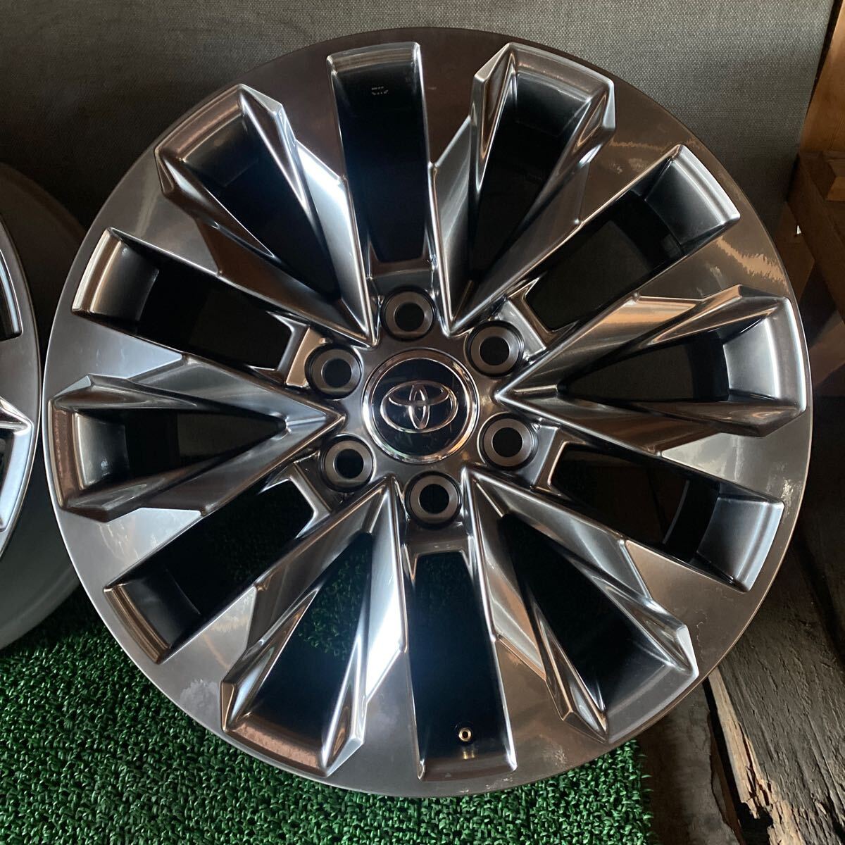 新車外し トヨタ TOYOTA純正ホイール 300系 ランクル 20インチ 20×8J+60 PCD139.7-6H ハブ95mm 沖縄離島発送不可 _画像5