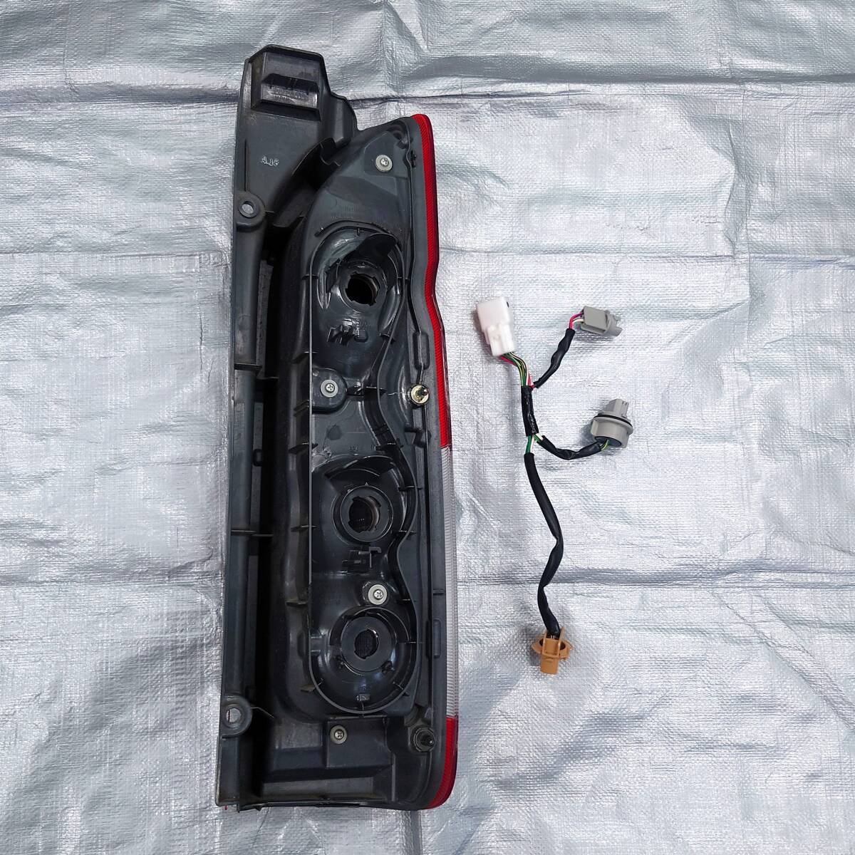 送料無料【ジャンク】トヨタ ハイエース 200系 純正テールランプ 左側 KDH201V 平成27年式外し テールレンズ 割れ有 配線付き_画像2