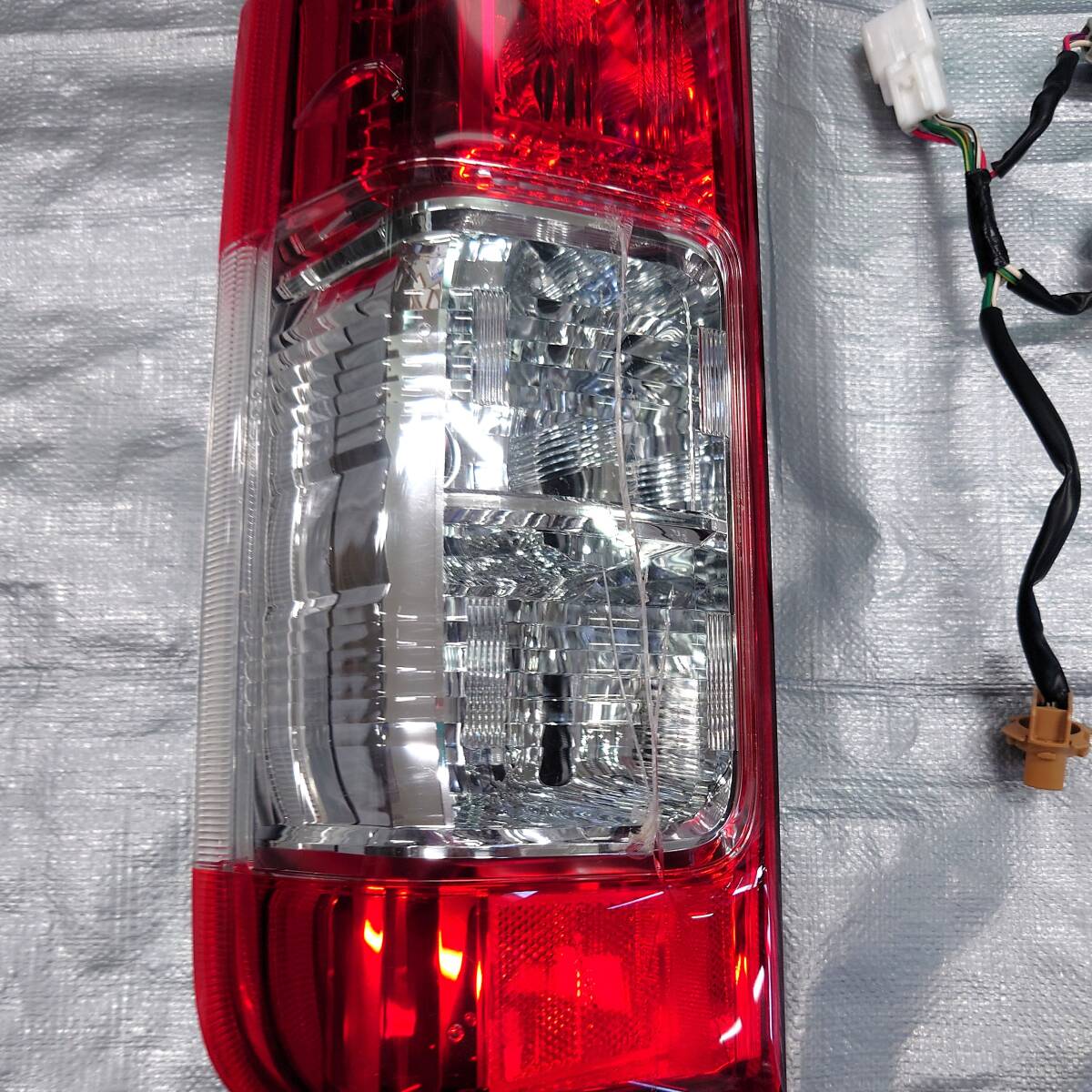 送料無料【ジャンク】トヨタ ハイエース 200系 純正テールランプ 左側 KDH201V 平成27年式外し テールレンズ 割れ有 配線付き_画像3