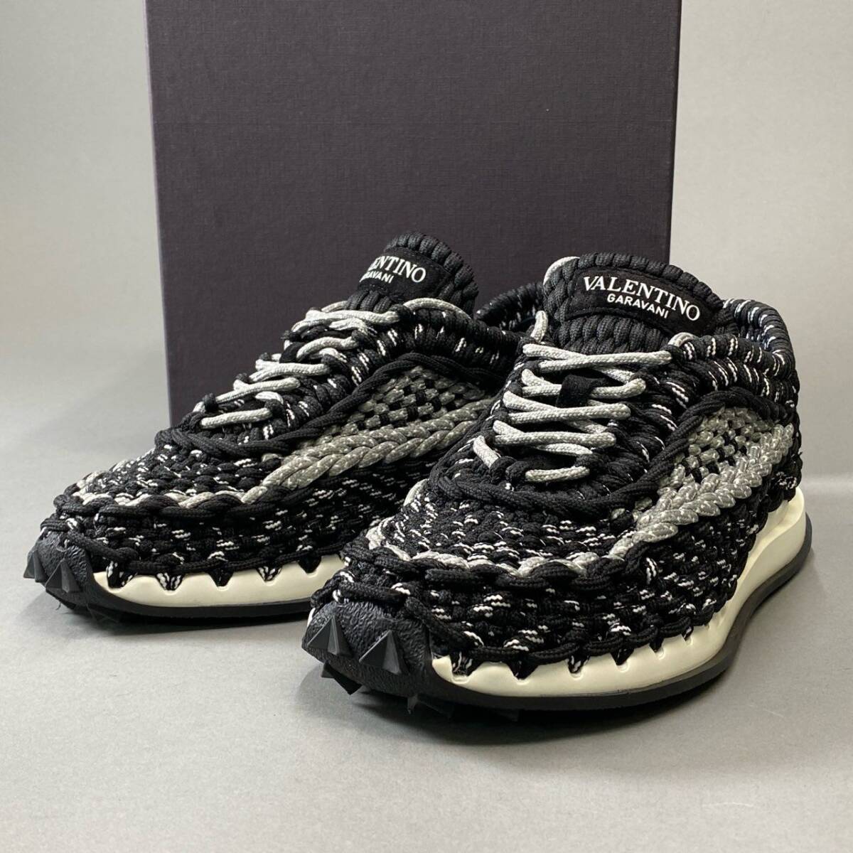 4j3 《極美品》定価￥126.500 VALENTINO ヴァレンティノ クロシェ スニーカー 40 ブラック グレー マクラメ編み ハンドメイド 箱付きt18r_画像1