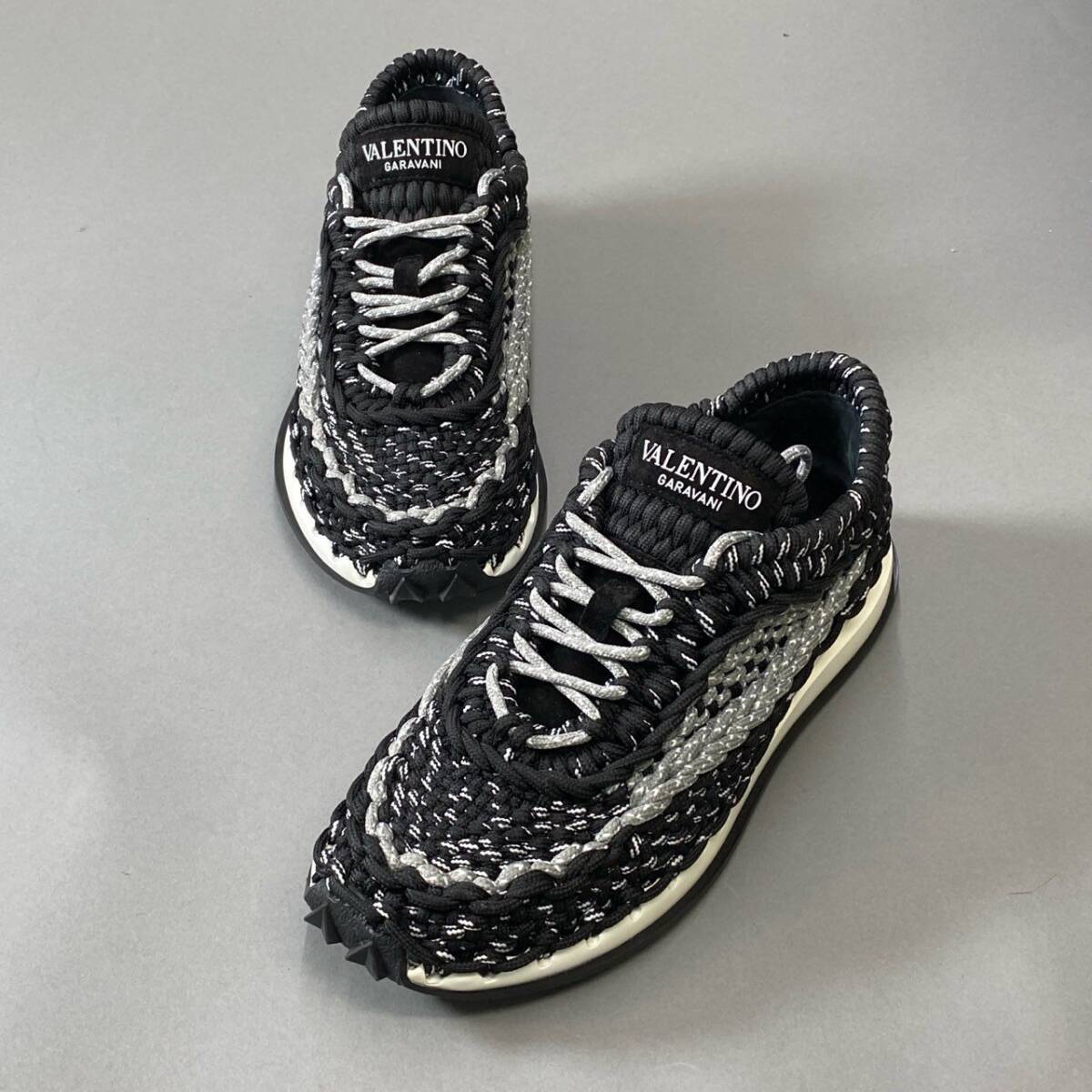4j3 《極美品》定価￥126.500 VALENTINO ヴァレンティノ クロシェ スニーカー 40 ブラック グレー マクラメ編み ハンドメイド 箱付きt18r_画像2