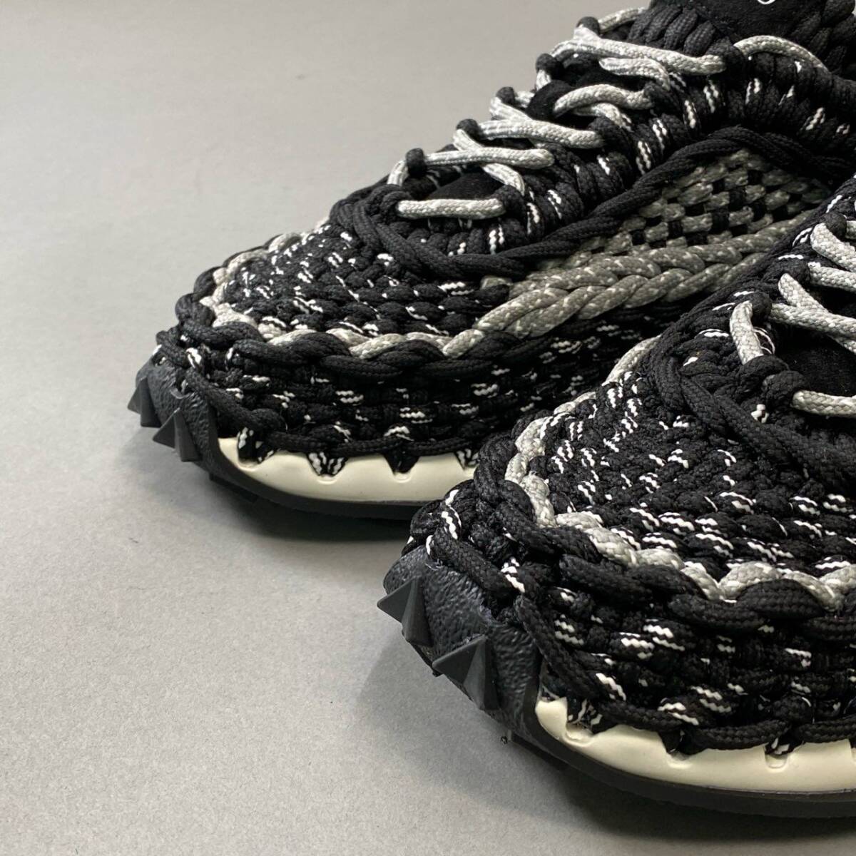 4j3 《極美品》定価￥126.500 VALENTINO ヴァレンティノ クロシェ スニーカー 40 ブラック グレー マクラメ編み ハンドメイド 箱付きt18r_画像4