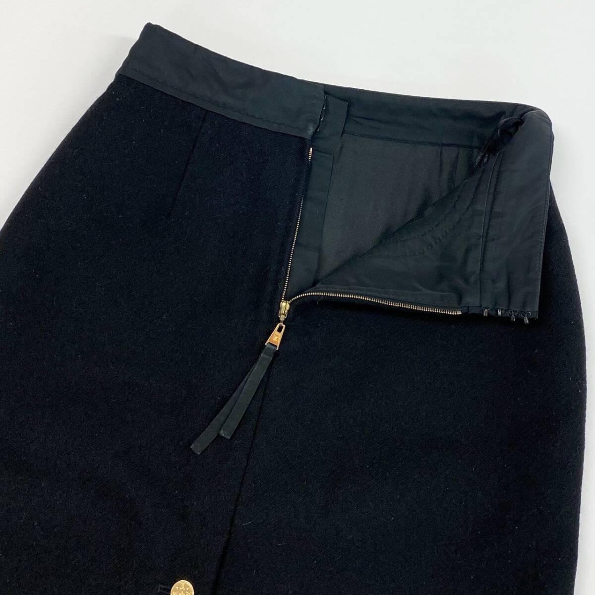 46j3 LOUIS VUITTON ルイヴィトン フランス製 金ボタン 膝丈 スカート ボトムス ロゴボタン 36 ブラック ウール レディースo07t_画像4