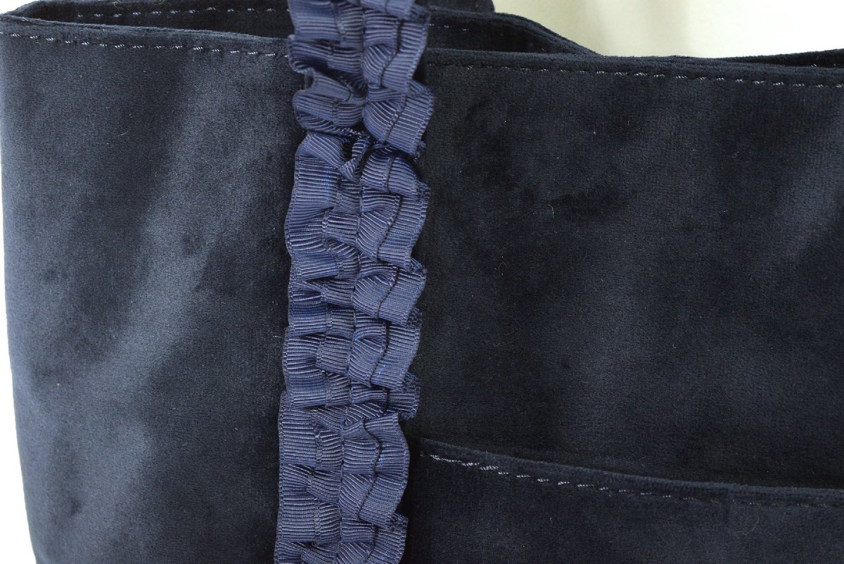 3014-25R0093★レイジースーザン LAZY SUSAN 未使用タグ付き★美光沢ベロア調 ギャザーリボンテープ 大人可愛いバッグ 紺ネイビー 底板付き_画像2