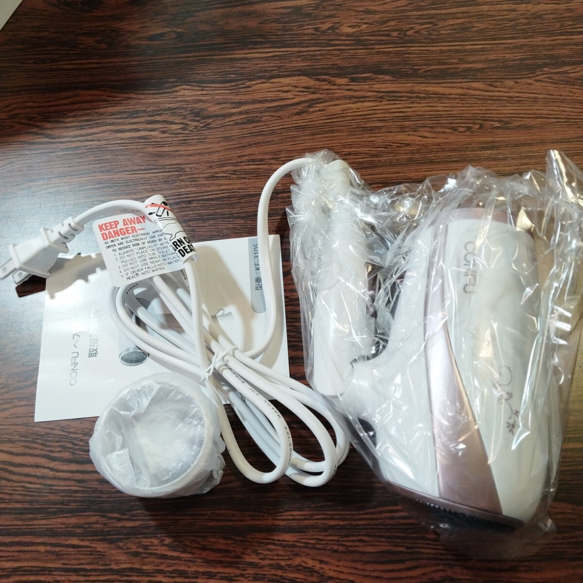 CONFU ドライヤー 1200W ヘアドライヤー マイナスイオン 温度＆風量調節 冷/熱風モード 折り畳み式 軽量 速乾 恒温 ヘアケア No.3549_画像3