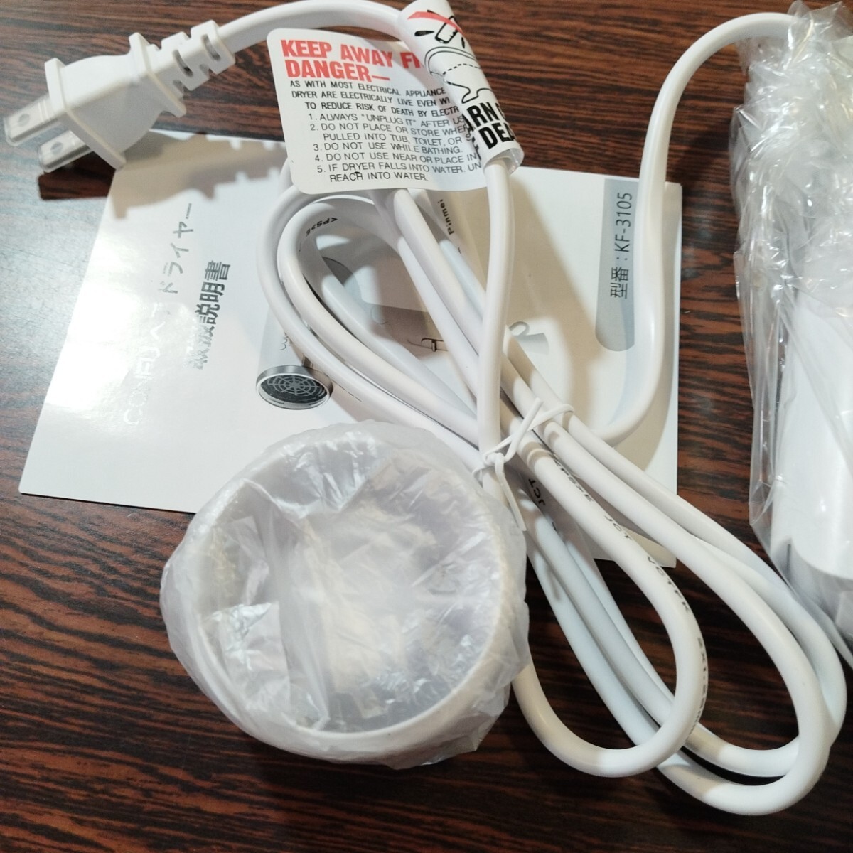 CONFU ドライヤー 1200W ヘアドライヤー マイナスイオン 温度＆風量調節 冷/熱風モード 折り畳み式 軽量 速乾 恒温 ヘアケア No.3549_画像5