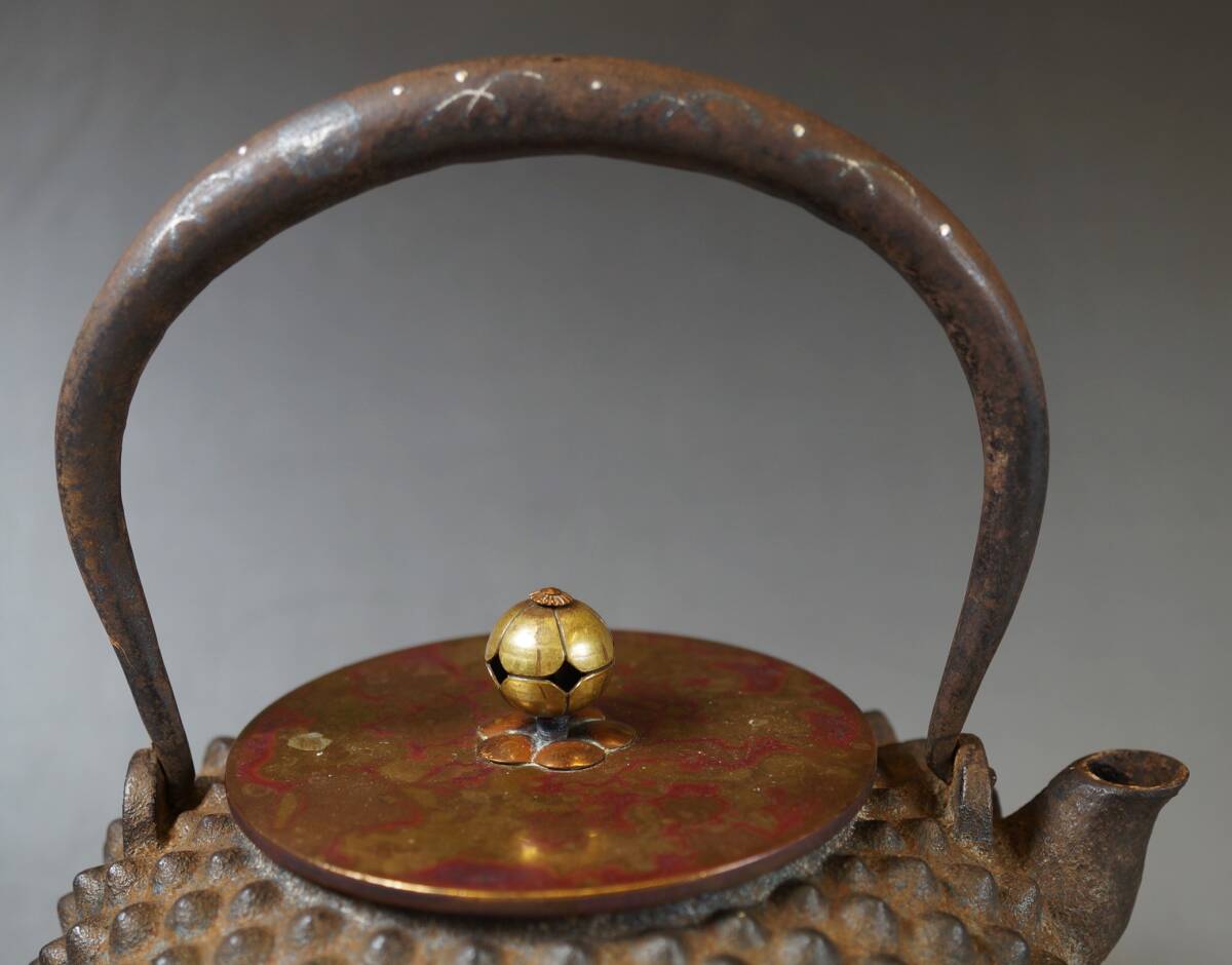 ■壱■釜師作 銀象嵌堤手 鬼霰鉄瓶 紫斑銅蓋 秋野/武蔵野銀象嵌 煎茶道具 茶道具 ■_画像3