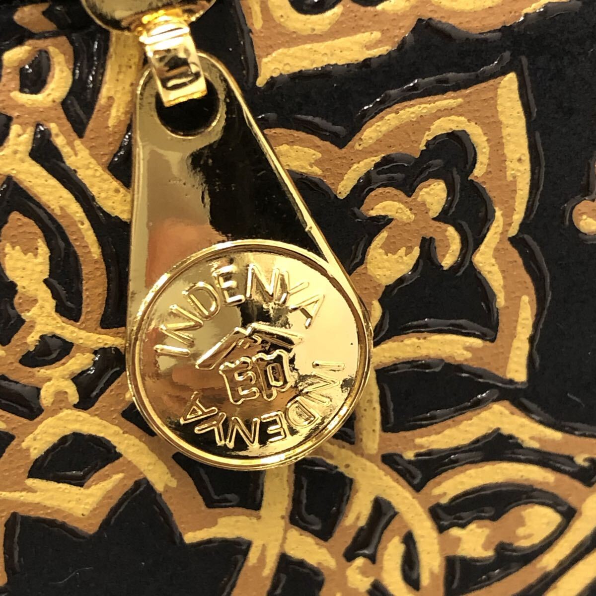 美品 印傳屋 インデンヤ INDENYA ジオべスク レザー ハンドバッグ 総柄 ブラック ゴールド金具 レディース 手提げ スエード 革_画像9