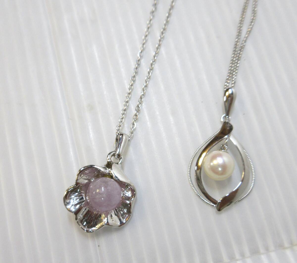 ジュエリー ネックレス フラワーモチーフ ローズクォーツ・パール調トップ 二点まとめて _画像1