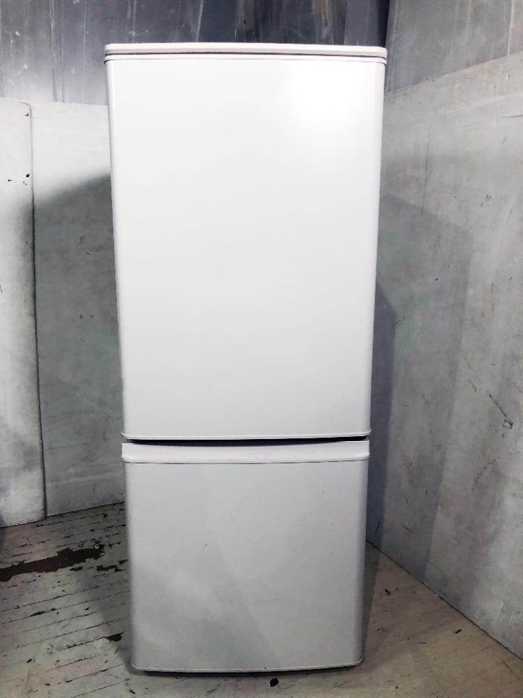 送料無料★2022年製★極上超美品 中古★三菱 146L 使いやすいコンパクトサイズ!!フルフラットトップテーブル 2ドア冷蔵庫【MR-P15H-W】FNJY_画像2