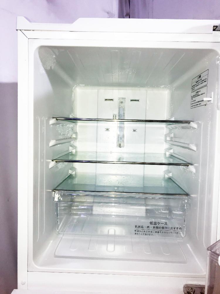 送料無料★極上超美品 中古★Hisense☆134L☆2ドア冷凍冷蔵庫☆右開き☆スタイリッシュデザイン!!☆LED照明!!【HR-G13A-W】FNO8_画像3