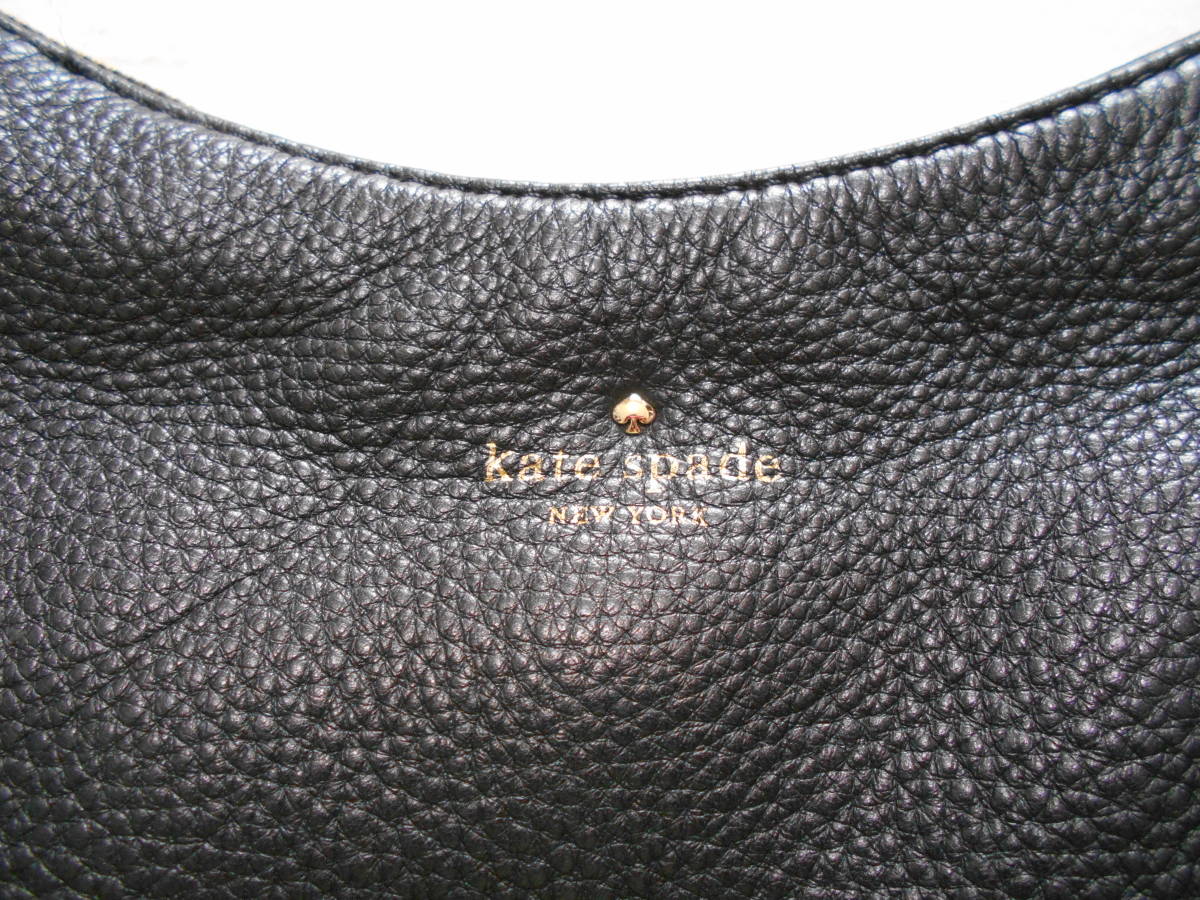 〔 送料無料！ 〕 kate spade ケイトスペード ブラック レザー ショルダー バッグ ( ゴールド金具 黒 ハンド カバン ロゴ 刻印 きちんと )_ブランドロゴのアップ