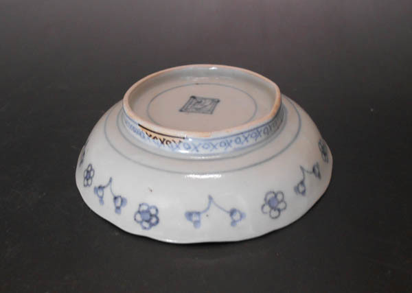  old fine art piled .. old Imari blue and white ceramics whole surface flower Tang . wheel flower medium-sized dish Indigo persimmon right .. Edo middle period origin .~. guarantee . period Imari . luck whole surface total flower Tang .