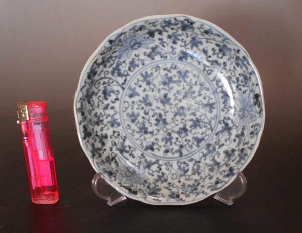  old fine art piled .. old Imari blue and white ceramics whole surface flower Tang . wheel flower medium-sized dish Indigo persimmon right .. Edo middle period origin .~. guarantee . period Imari . luck whole surface total flower Tang .