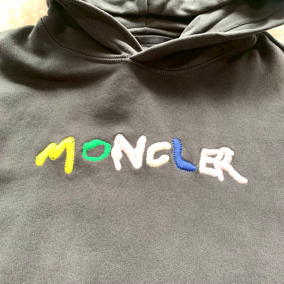 24AW 極美品 モンクレール パーカー センターロゴ 刺繍 ワッペン L 黒 24AW 極美品 モンクレール パーカー センターロゴ 刺繍 ワッペン L 黒