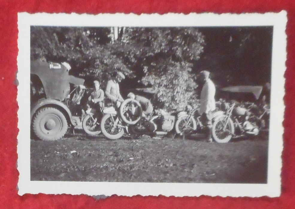 ●古写真　軍用オートバイの点検をする陸軍の戦友たち ■卍稀少! ナチスドイツ史料館 201005_画像1