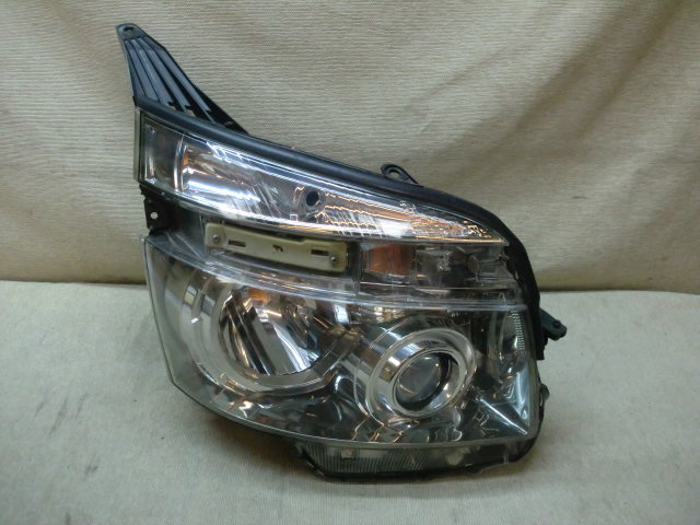 ヴォクシー　ZRR70G　　右ヘッドライト　HID　28-203_画像1