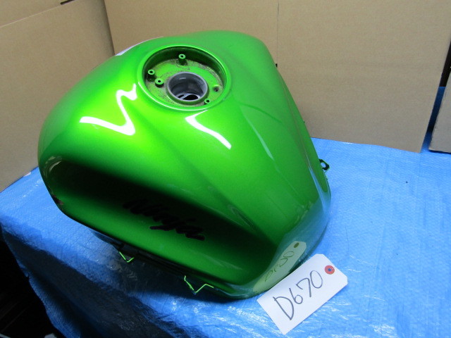 ＮＩＮＪＡ１０００　ニンジャ　カワサキ　純正　タンク　　倉庫内にて長期保管されていた部品☆彡_画像1