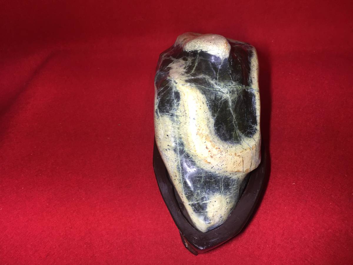 【逸品堂】 縁起物 白蛇 石 岩 蛇石 へび石 白蛇石 蛇紋石 蛇紋岩 風水 開運 商売繁盛 開運置物 オブジェ 珍品 置物 飾り物 置き台付き