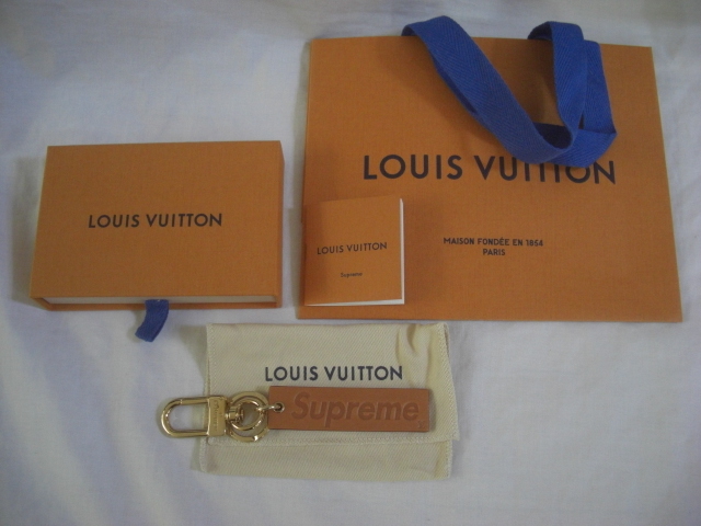 新品 国内正規品 SUPREME シュプリーム × LOUIS VUITTON ルイヴィトン DOWNTOWN TAB BAG CHARM & KEY HOLDER ヌメ革 キーホルダー_画像1