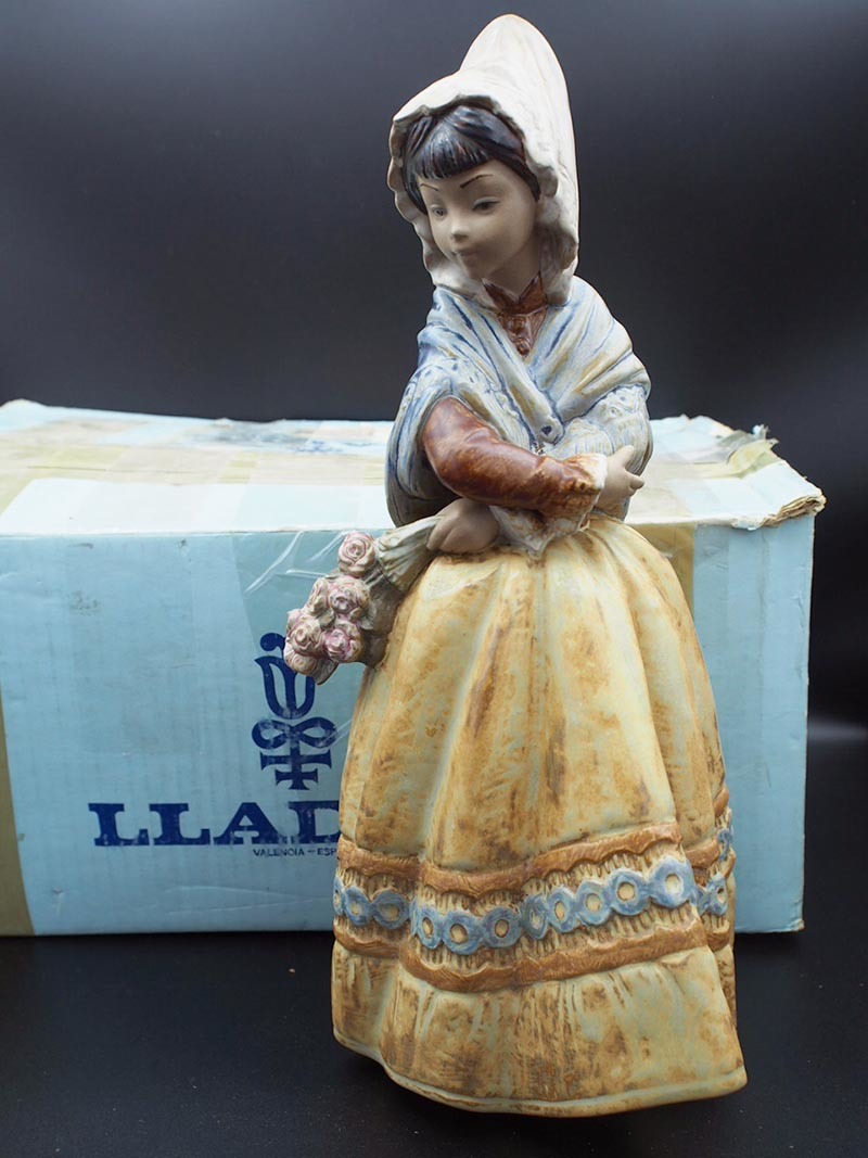 市販 リアドロ Lladro No.1211 人形を持つ少女 西洋陶磁器 asakusa.sub.jp