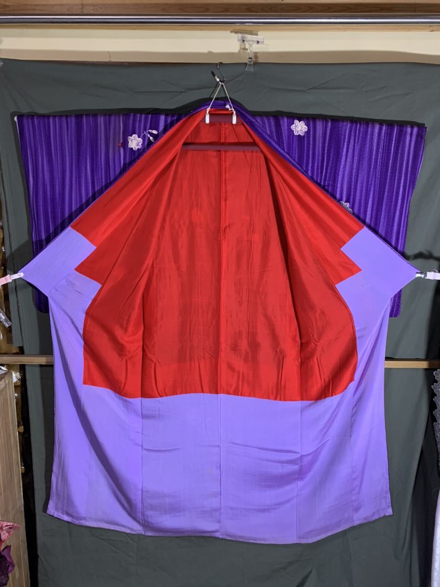 アンティーク着物　正絹紋意匠縮緬　紫のボカシ染めにさや型の地織り A203