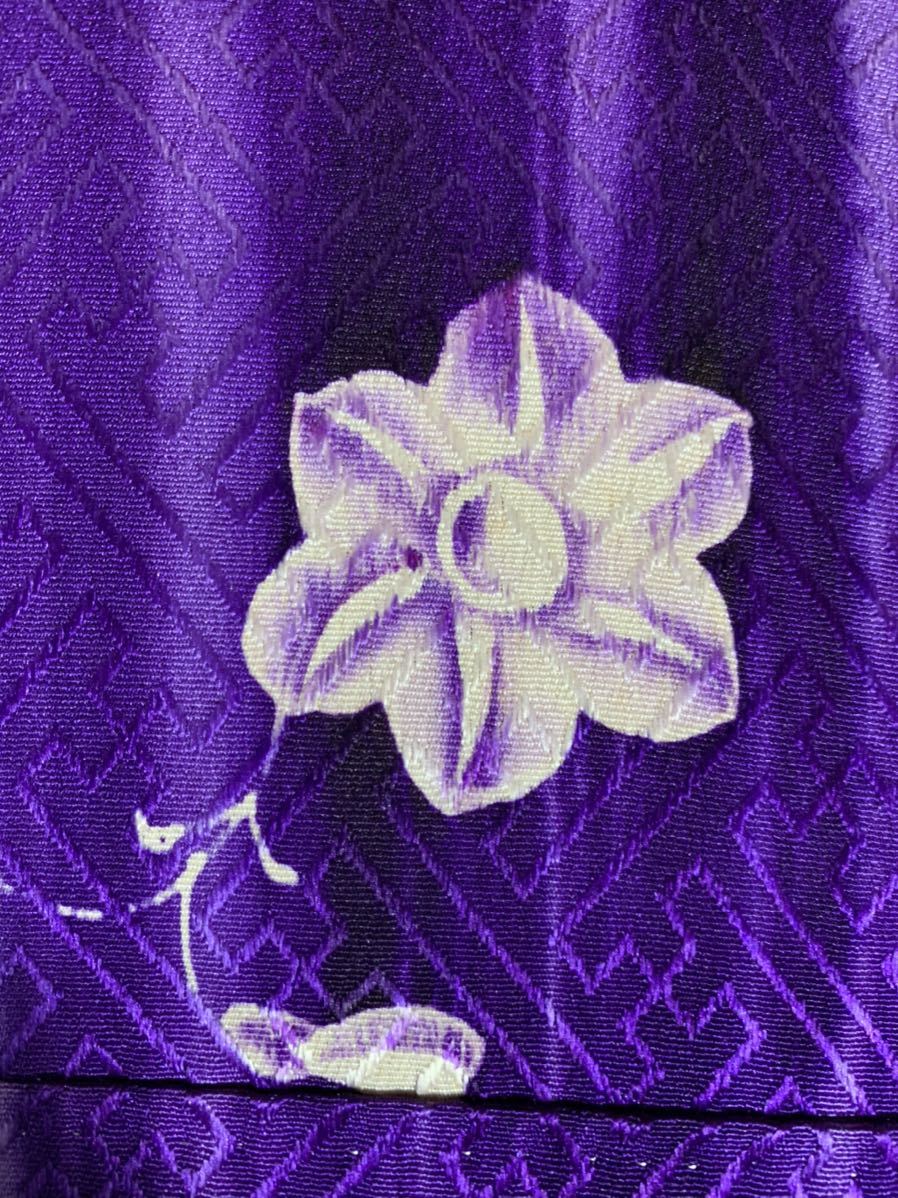 アンティーク着物　正絹紋意匠縮緬　紫のボカシ染めにさや型の地織り A203
