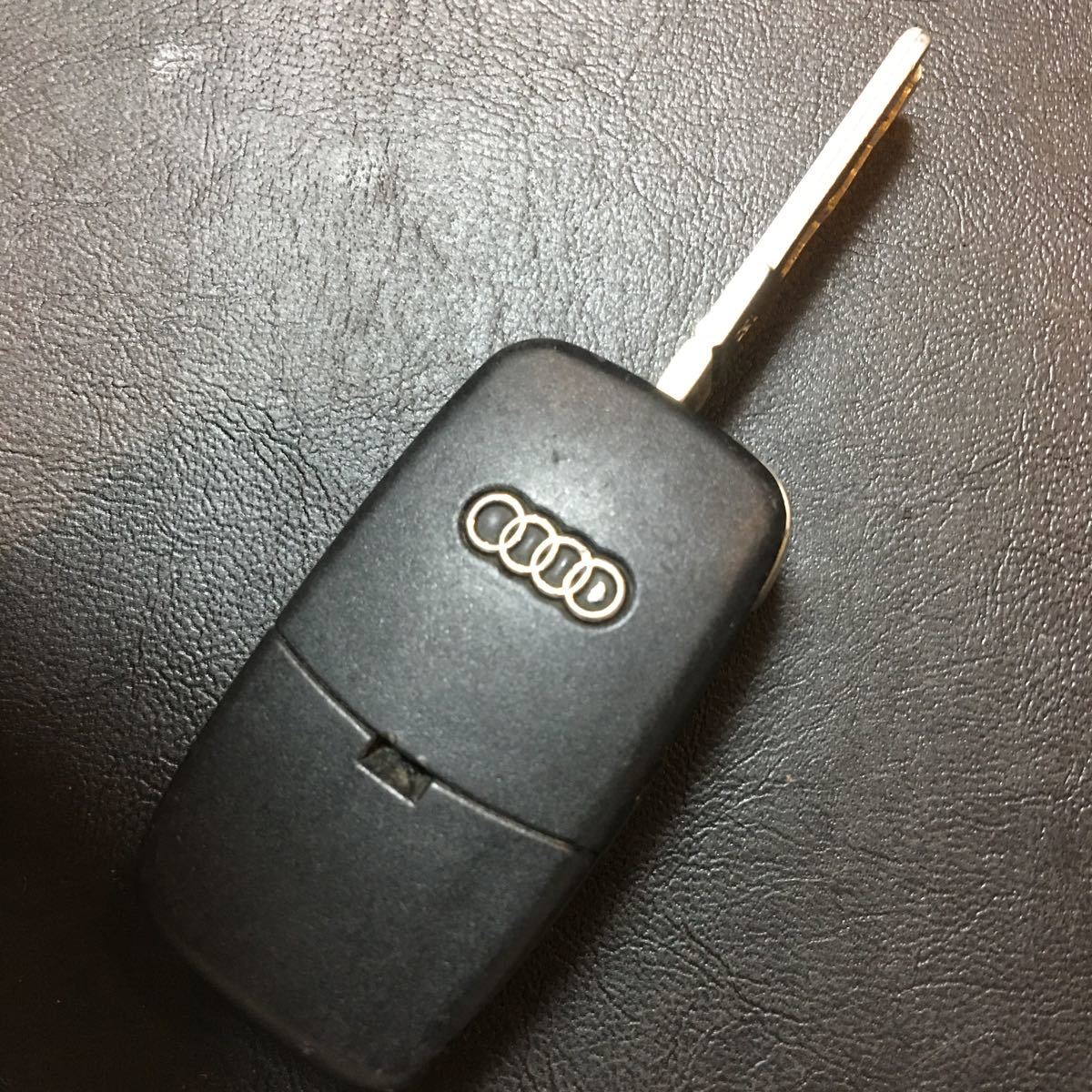 輸5453 送料180円 アウディ Audi 純正 キーレス リモコン スマートキー A6 A4 A8 アバント 等 3B トランク_画像3