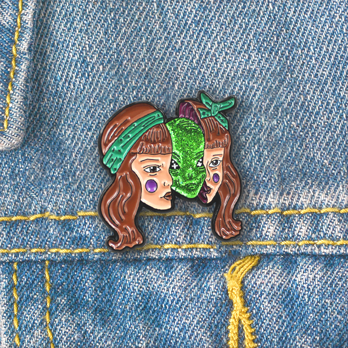 [BROOCH] Lapel Pin エイリアン グレイ 正体 少女の顔が割れて中から出てきた 宇宙人 襟PINS エナメル彩色 ピンブローチ 【送料無料】_画像3