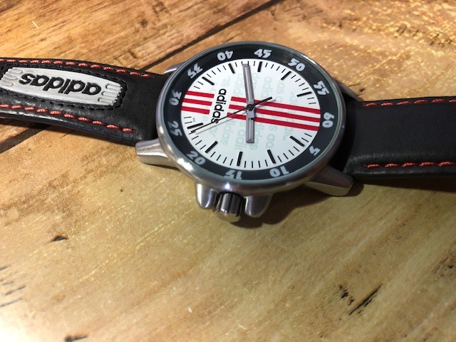 AK938 本体美品 レア adidas アディダス ロゴ デザイン文字盤 10-0053 純正革ベルト クオーツ メンズ 腕時計