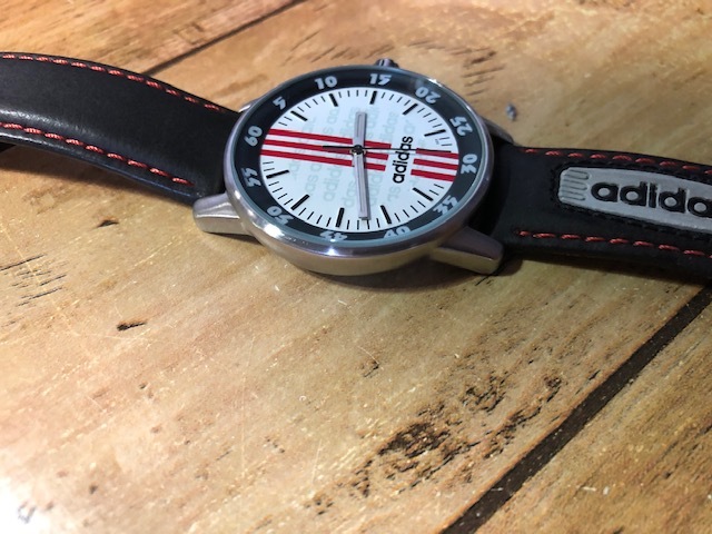 AK938 本体美品 レア adidas アディダス ロゴ デザイン文字盤 10-0053 純正革ベルト クオーツ メンズ 腕時計