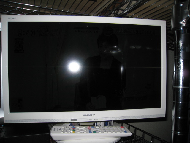 大阪市内よりSHARPシャープアクオス液晶テレビLC-19K40-Wホワイト白B-CASカードリモコン付き外付けハードディスク録画可能サブテレビ寝室用_画像1