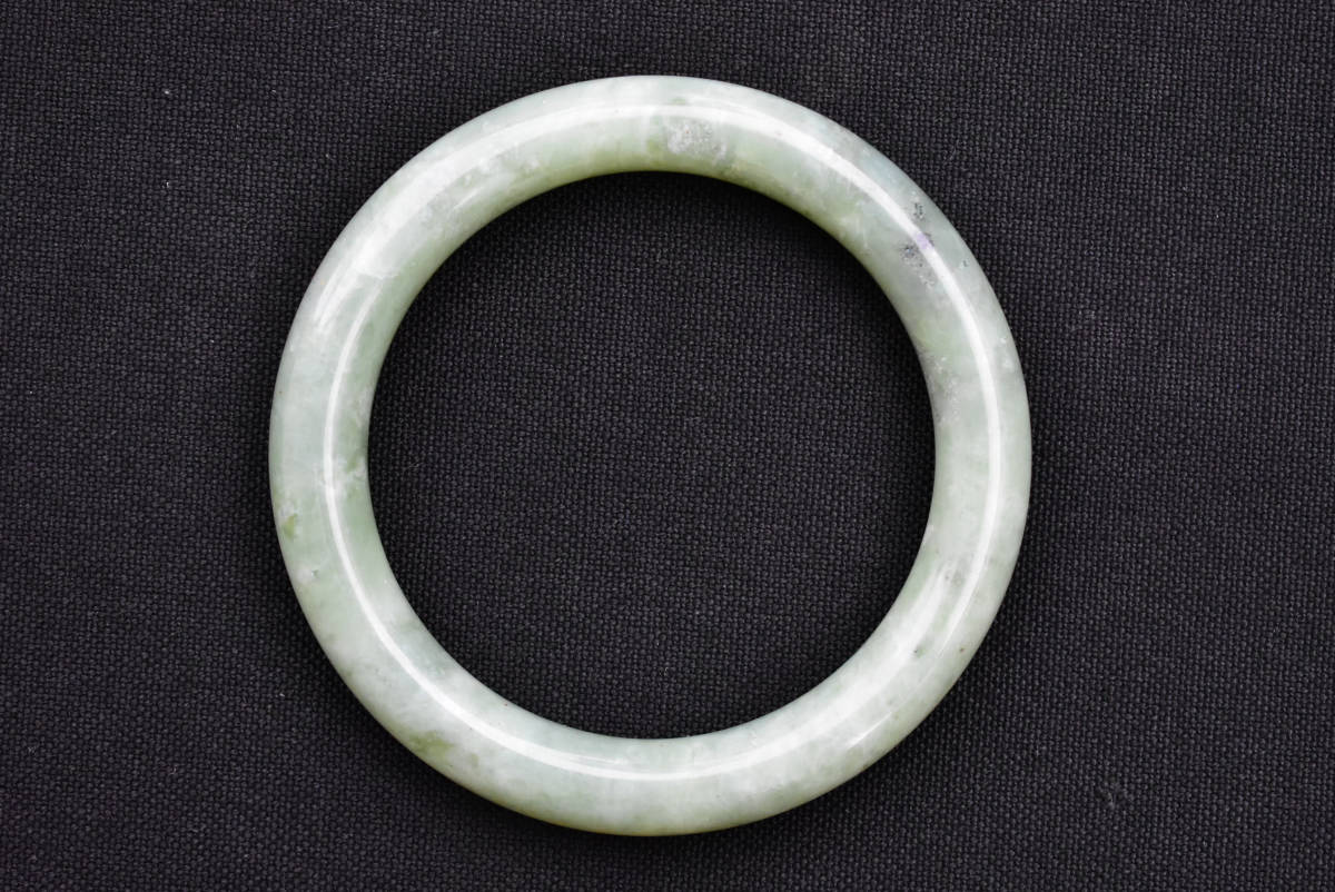 翡翠 バングル ヒスイ Jadeite ブレスレット 天然石 箱付き 直径８cm 重さ51.4g 画像13枚掲載中_画像3