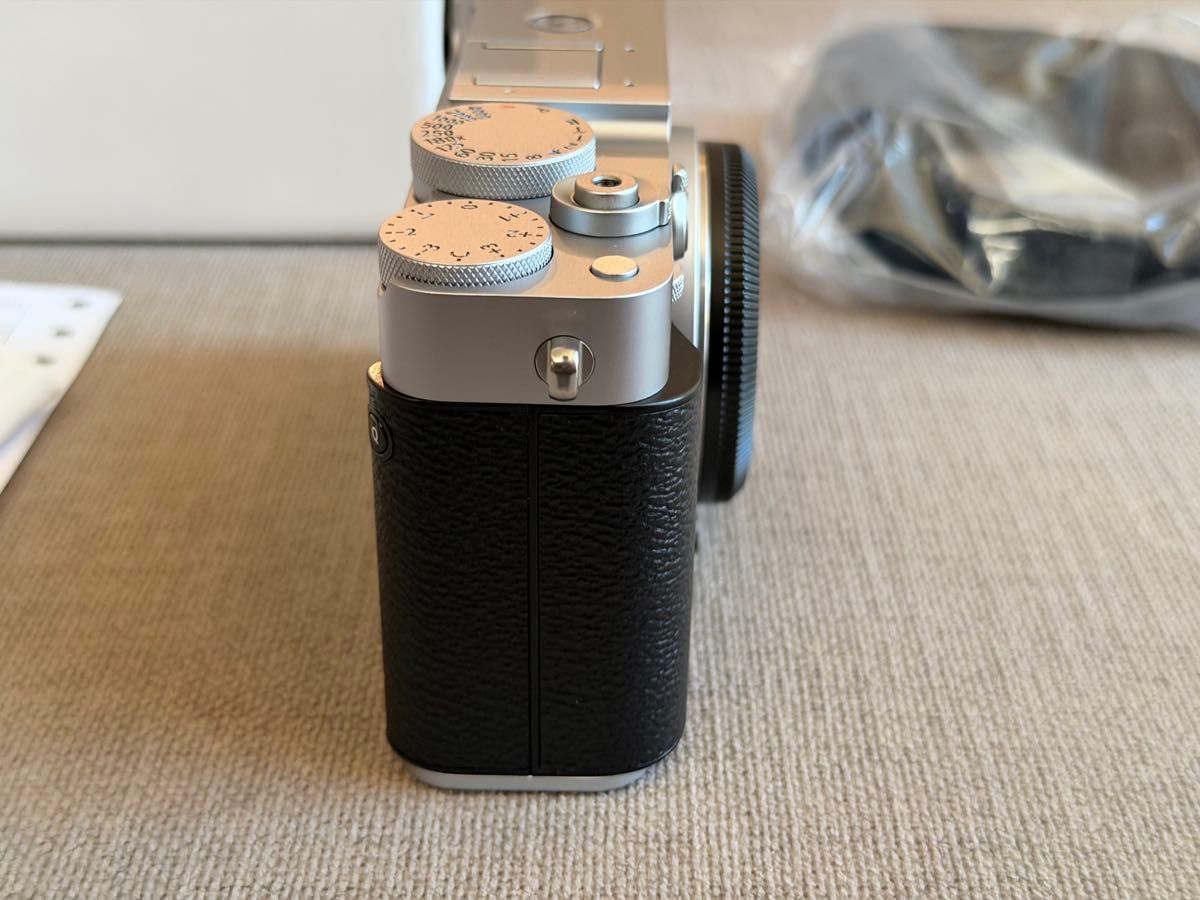 Fujifilm X-E5 ミラーレスカメラ xe5ボディ　純正バッテリー2個 Fujifilm X-E5 ミラーレスカメラ xe5ボディ 純正バッテリー2個