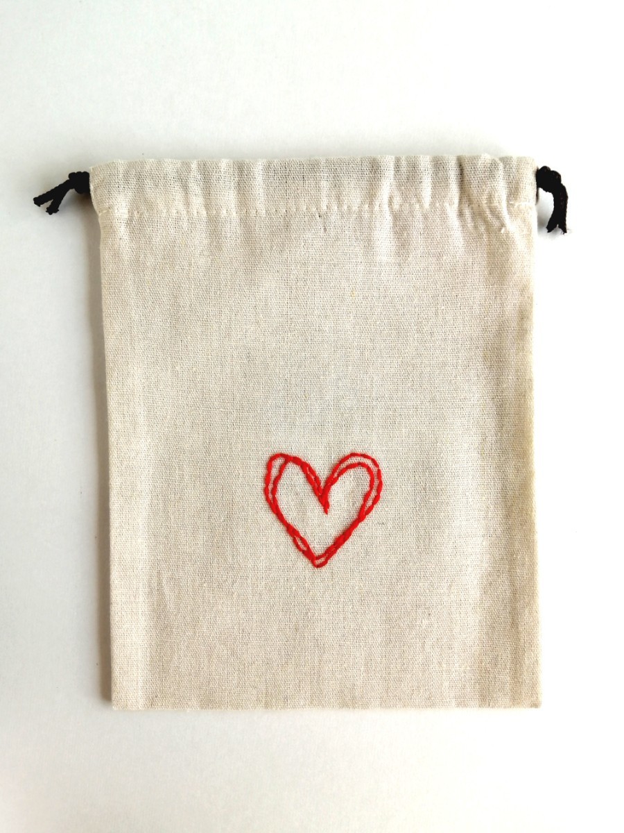 【シンプルな手刺繍】赤いハート　巾着袋　生成り　ハンドメイド　かわいい　シンプル