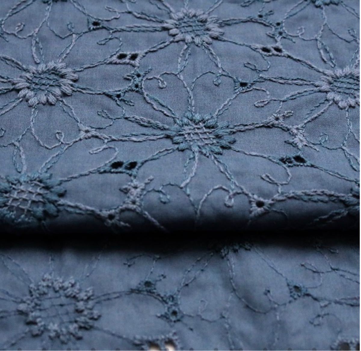 コットンレース生地　96×30　ヴァンテージブルー　マーガレット刺繍
