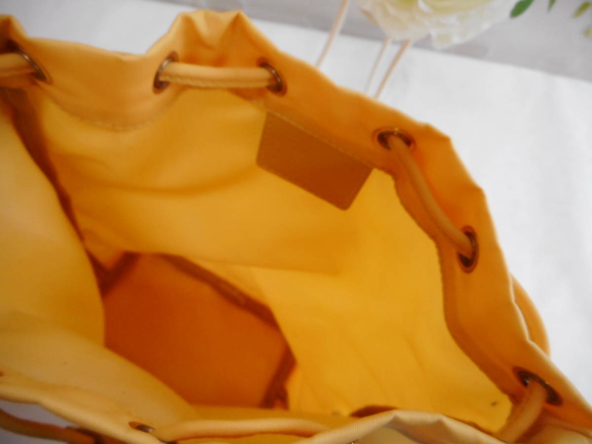可愛い黄色のポーチ　巾着　ナイロンポーチ　バックインバック　　新品