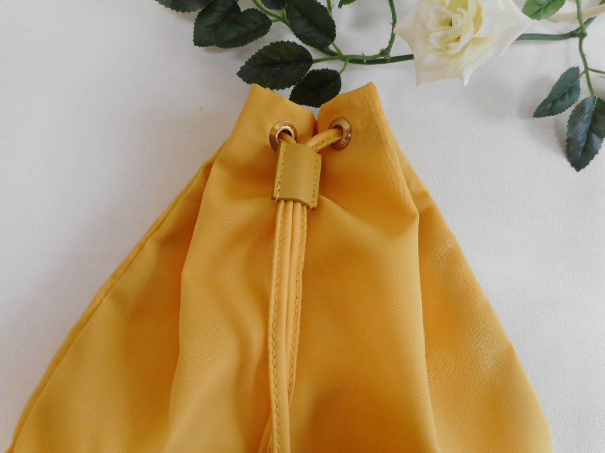 可愛い黄色のポーチ　巾着　ナイロンポーチ　バックインバック　　新品