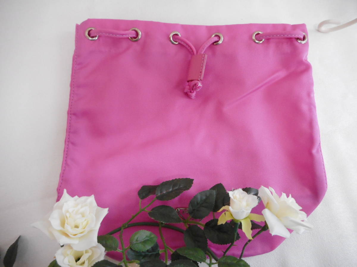 可愛いピンク色のポーチ　巾着　ナイロンポーチ　バックインバック　　新品