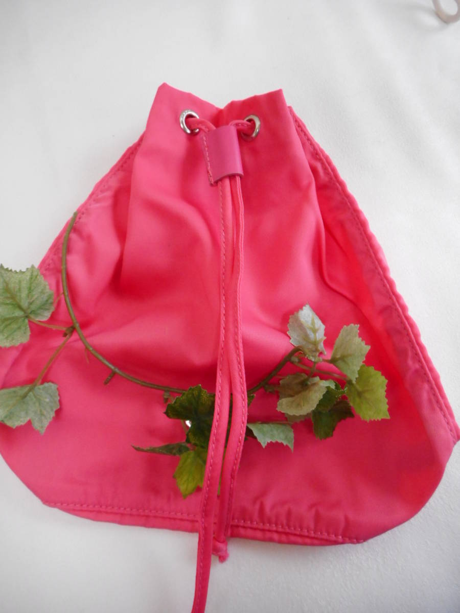 可愛い　ピンク色ポーチ　巾着　ナイロンポーチ　バックインバック　ショッキングピンク　在庫品