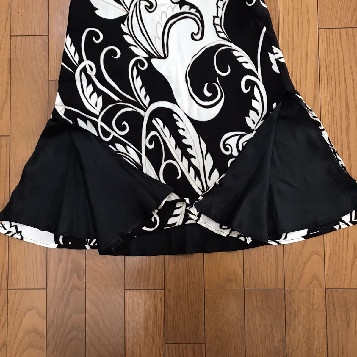 C 美品 MNG マンゴ モダンスカート Aラインスカート サイズ36 (S相当) 白黒_画像5