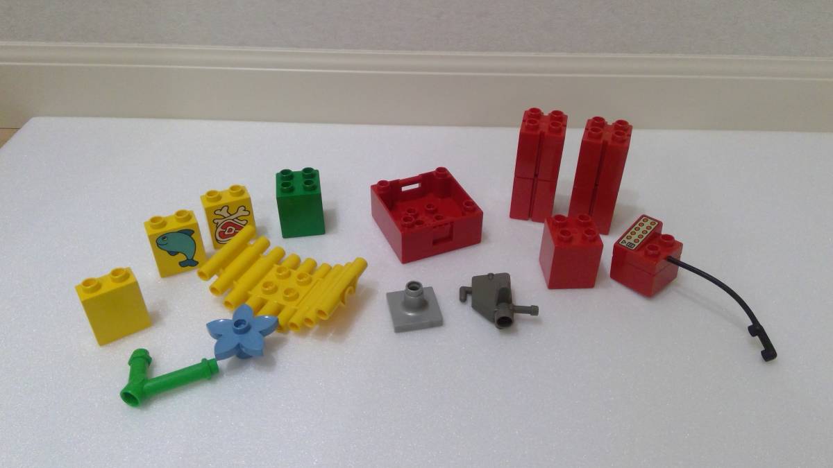レゴ LEGO デュプロ 部品 パーツ 消防署 消防車 部品 電話 ポンプ？ 橋 花 肉 魚_全体像になります。