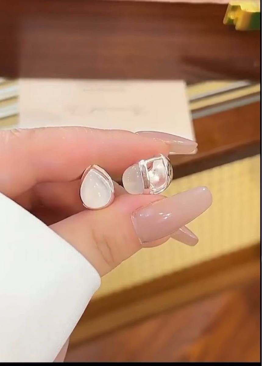 N011高評価で再出品 氷透マグネサイト両面しずく型ピアス 両耳用 しずく型 フープピアス s925 ツヤ感 シルバー 上品Muu