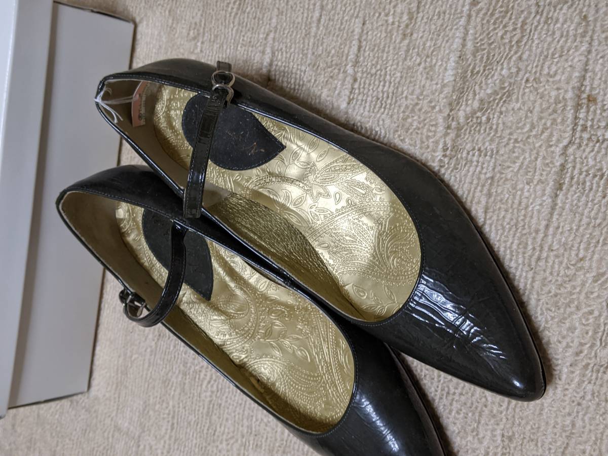 New Bell* enamel khaki color low heel bump s