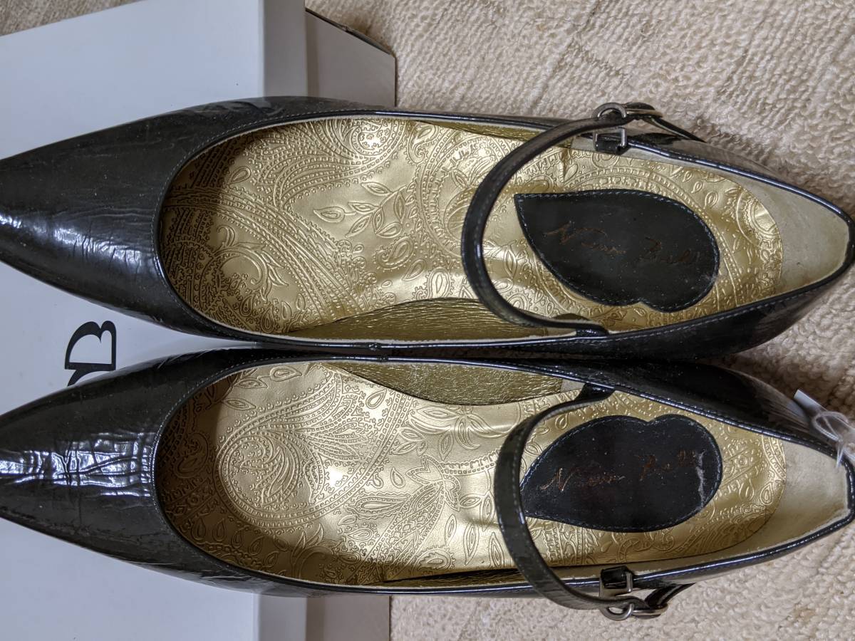 New Bell* enamel khaki color low heel bump s