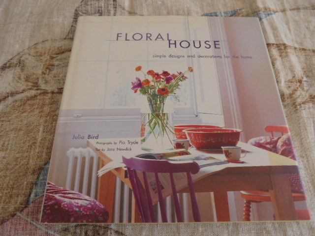 洋書Floral House　花のある家　シンプルなデザインと装飾　家具　壁　食器　ファブリック　花のインテリア