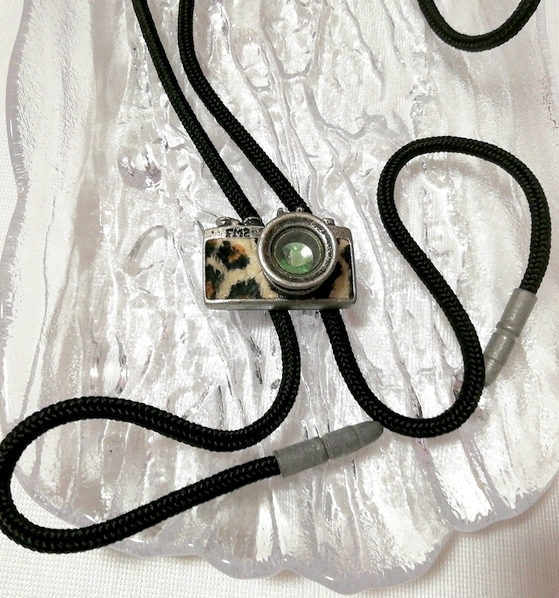 カメラ型黒紐ネックレス首輪チョーカー/ジュエリー/お守りアミュレット Camera type black string necklace collar choker jewelry amulet_画像1