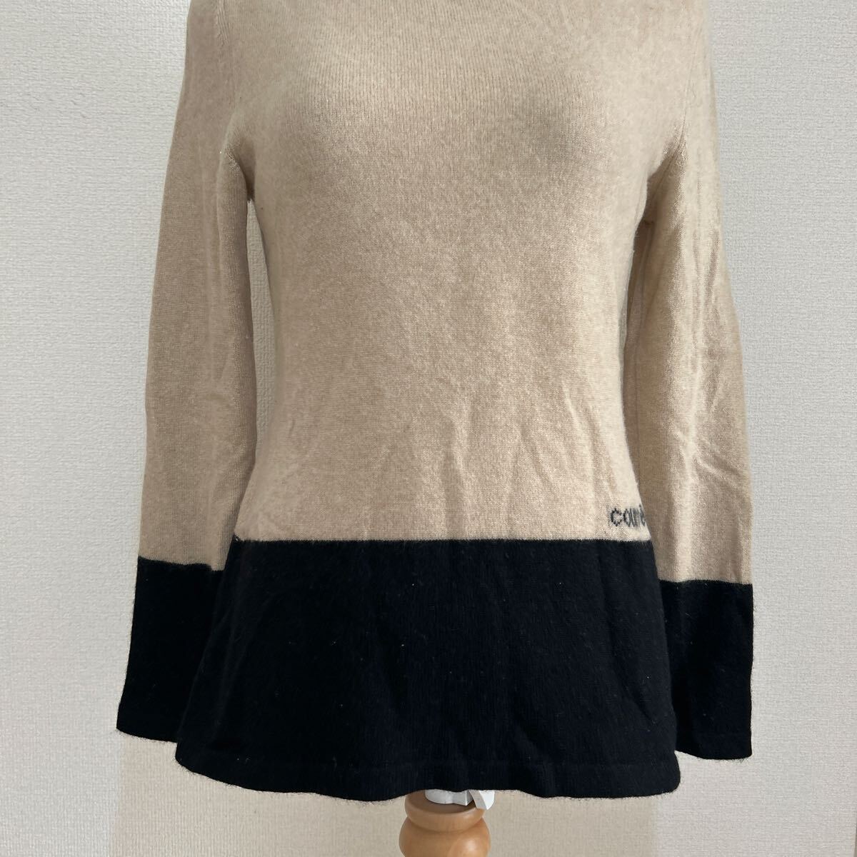 courreges クレージュ セーター ニット 長袖 バイカラー カシミヤ100% 秋冬 カジュアル ロゴ クルーネック ベージュ 38サイズ Mサイズ_画像3